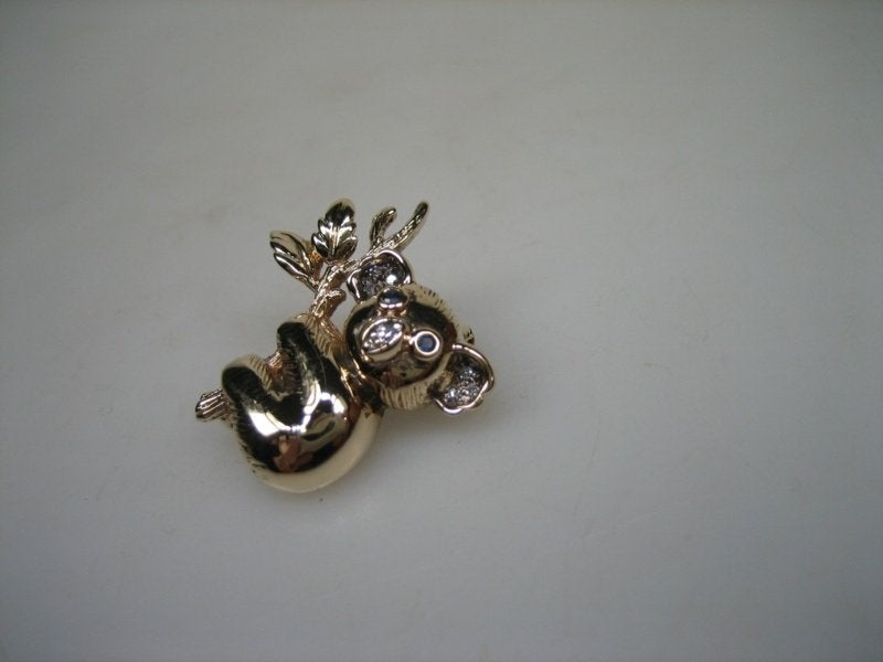 14 karaat Koala beertje broche met edelsteentjes 1950, Overige kleuren, Verzenden, Minder dan 4 cm, Zo goed als nieuw