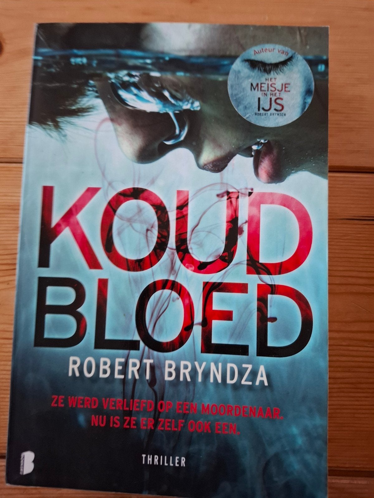 Robert Bryndza - Koud bloed, Ophalen of Verzenden, Zo goed als nieuw, Robert Bryndza