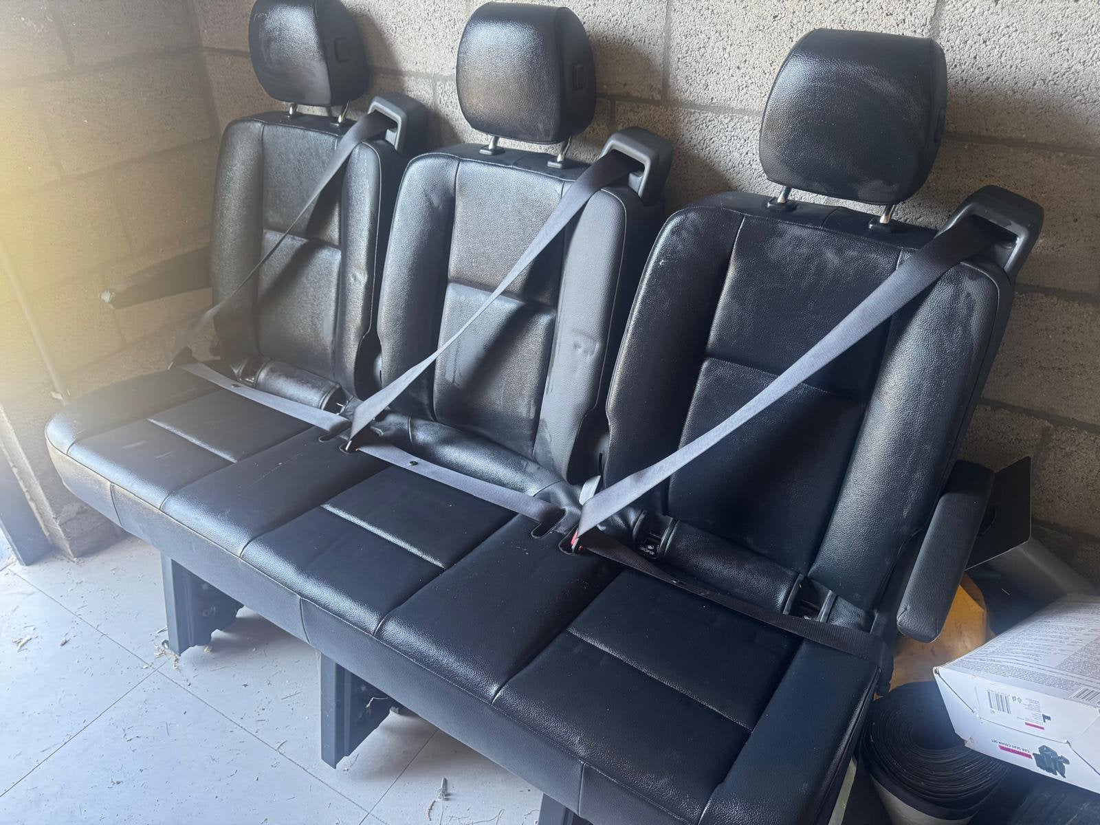 Lederen bank mercedes sprinter volkswagen crafter met rails, Auto-onderdelen, Interieur en Bekleding, Ophalen of Verzenden, Mercedes-Benz