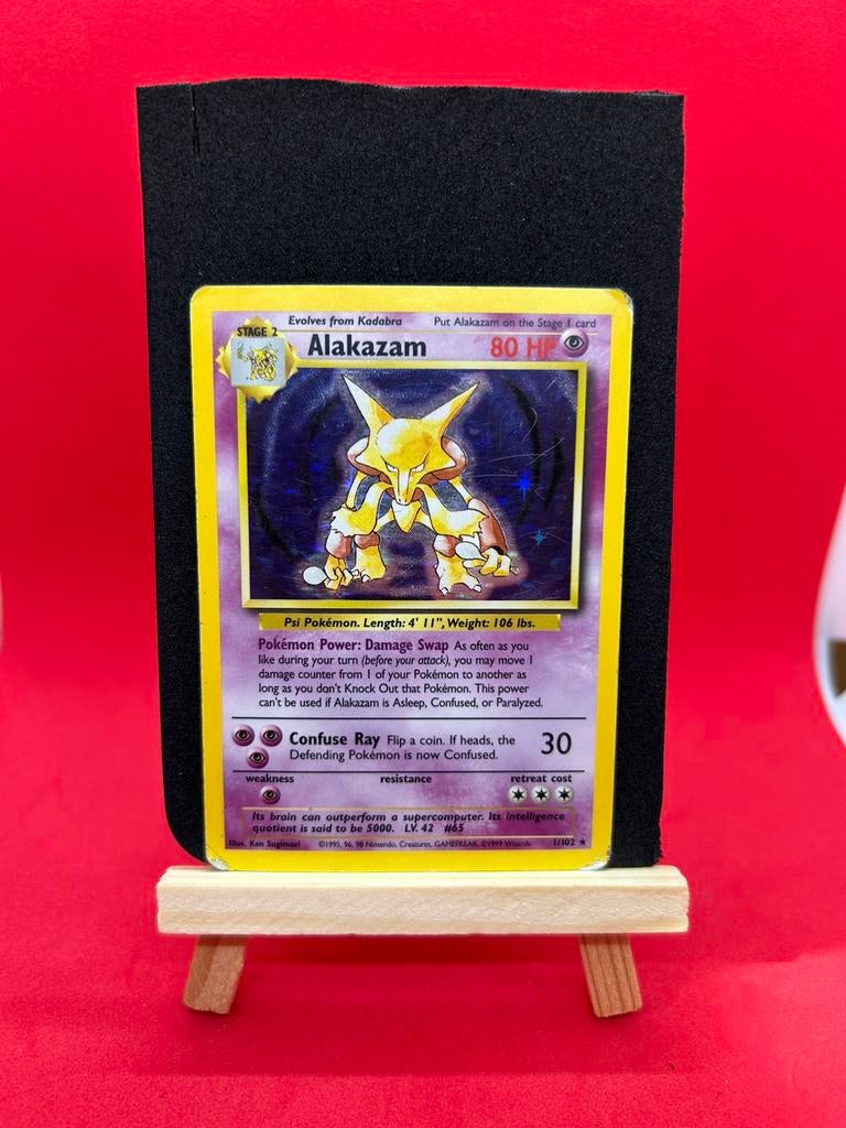 Pokémon Base Set – Alakazam Holo 1/102, Ophalen of Verzenden, Zo goed als nieuw, Foil