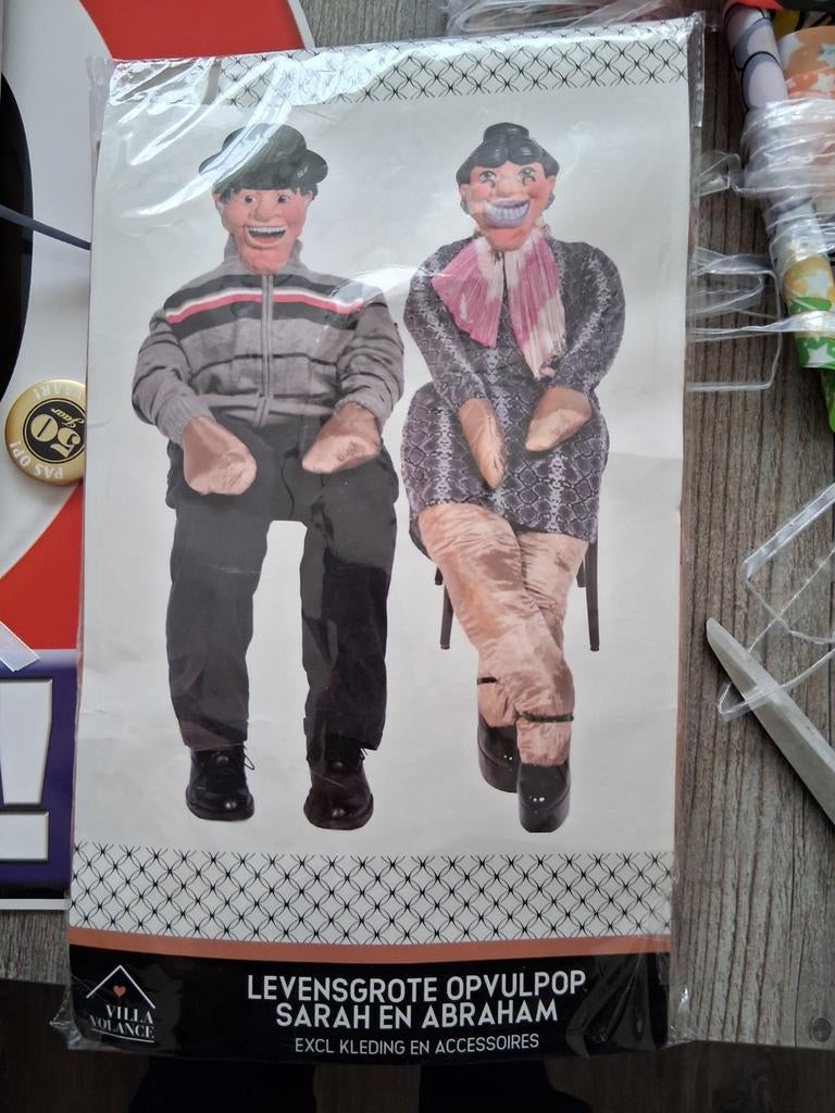 Sarah 50 opvulpop, masker, vlag en slingers Sarah 50 jaar, Hobby en Vrije tijd, Feestartikelen, Ophalen of Verzenden, Gebruikt