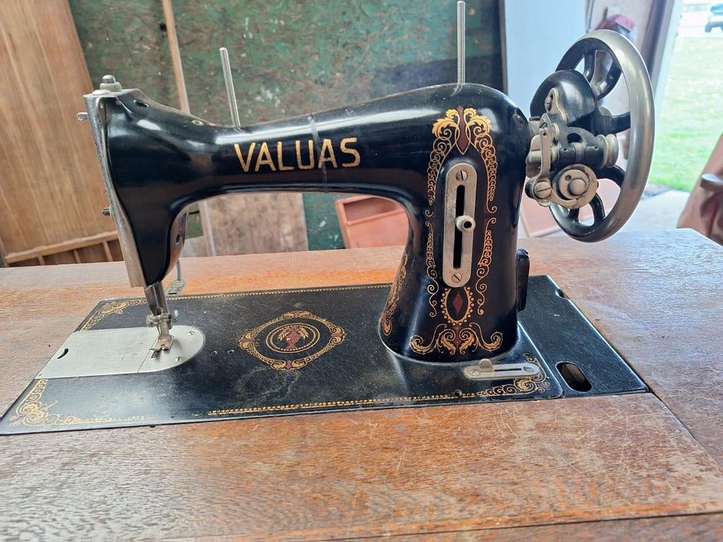 Antieke Valuas naaimachine op tafel, Antiek en Kunst, Antiek | Naaimachines, Ophalen