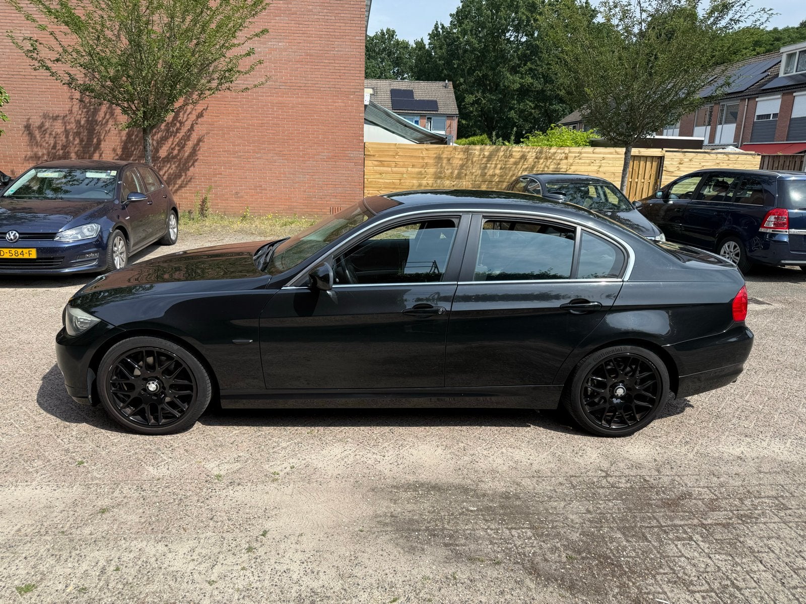 BMW 3-Serie 2.0 Business Line I 320 2010 Zwart | Xenon, Achterwielaandrijving, 1995 cc, Zwart, 4 cilinders