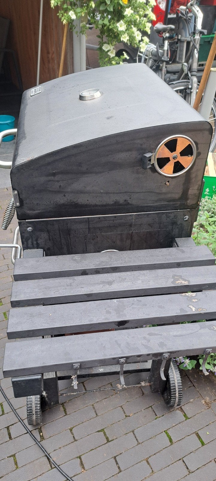 Foto 5 van BBQ Smoker - Gebruikte Houtskoolbarbecue met Thermometer