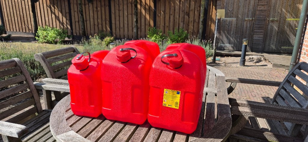 jerrycan voor benzine, diesel of water, Ophalen