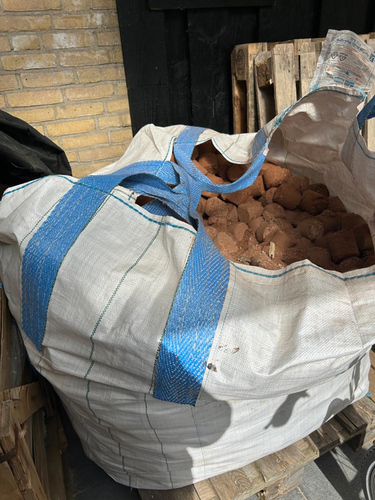Geperste eiken houtblokjes voor de kachel, Tuin en Terras, Haardhout, Minder dan 3 m³, Ophalen, Eikenhout, Blokken
