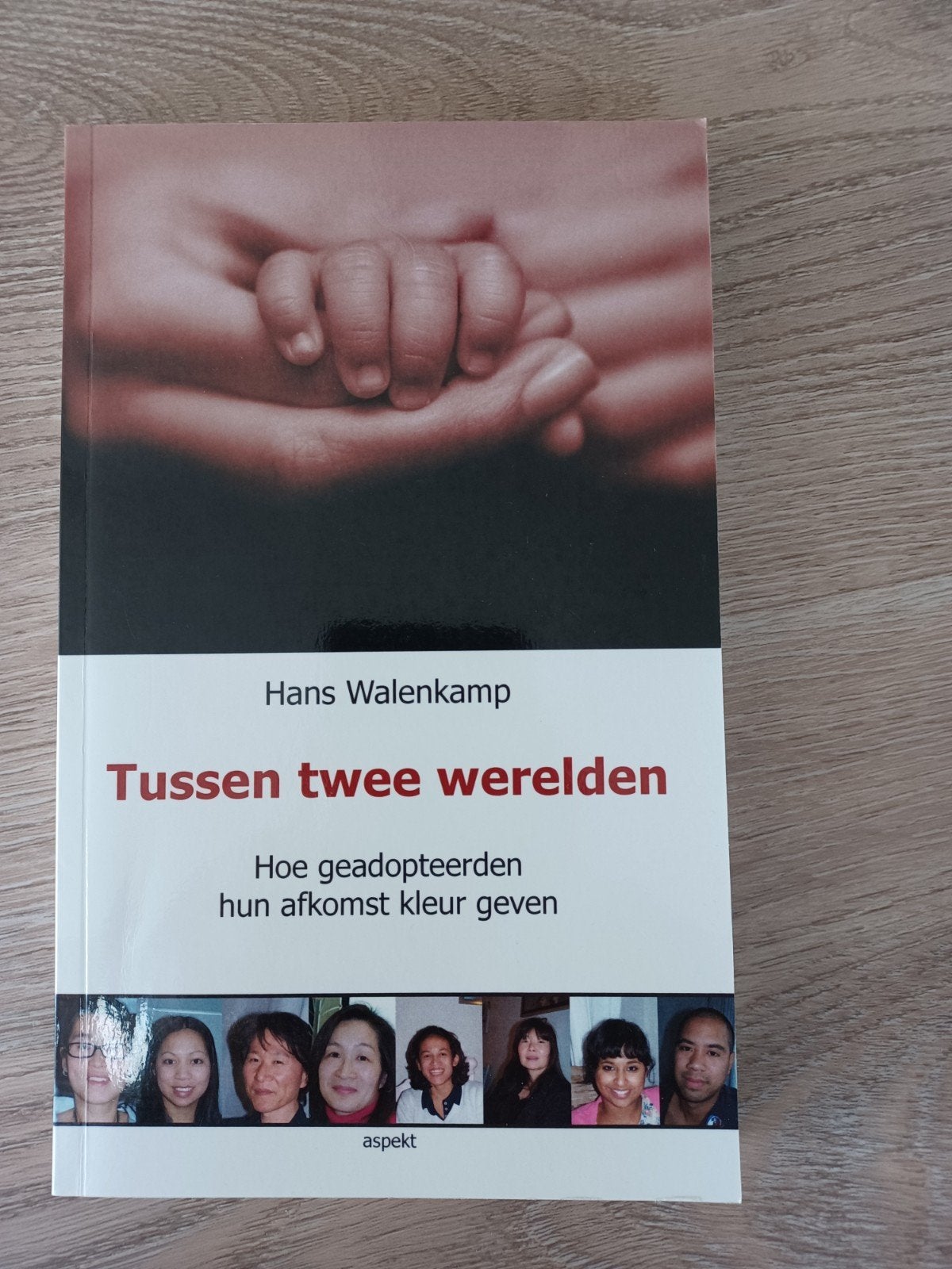 Tussen Twee Werelden: Hoe Geadopteerden Hun Afkomst Kleur g., Boeken, Biografieën, Ophalen of Verzenden, Zo goed als nieuw, Hans Walenkamp