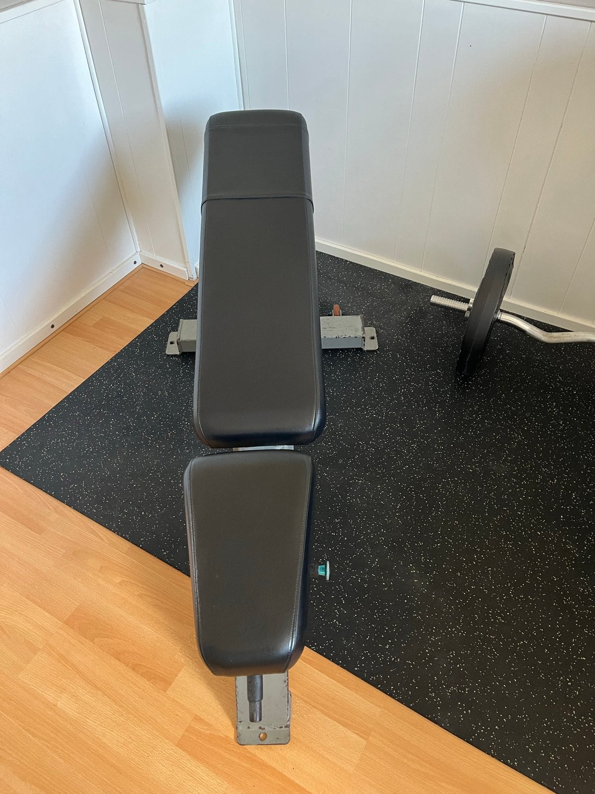 Fitnessbank zwart met geluiddempende mat, Ophalen, Zo goed als nieuw, Armen, Fitnessbank