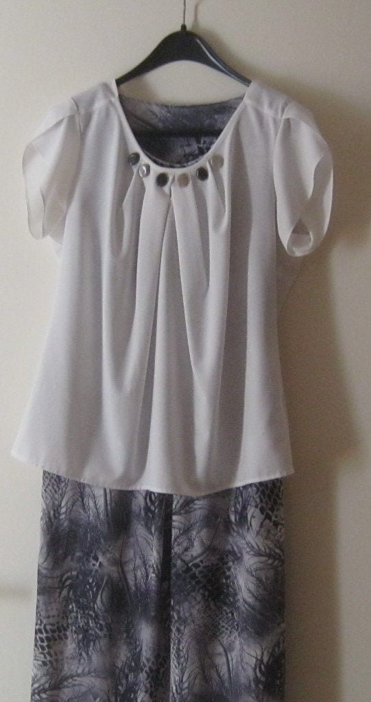 Galajurk complet maat M/L zilvergrijs/wit, Kleding | Dames, Gelegenheidskleding, Maat 38/40 (M), Overige kleuren, Ophalen of Verzenden