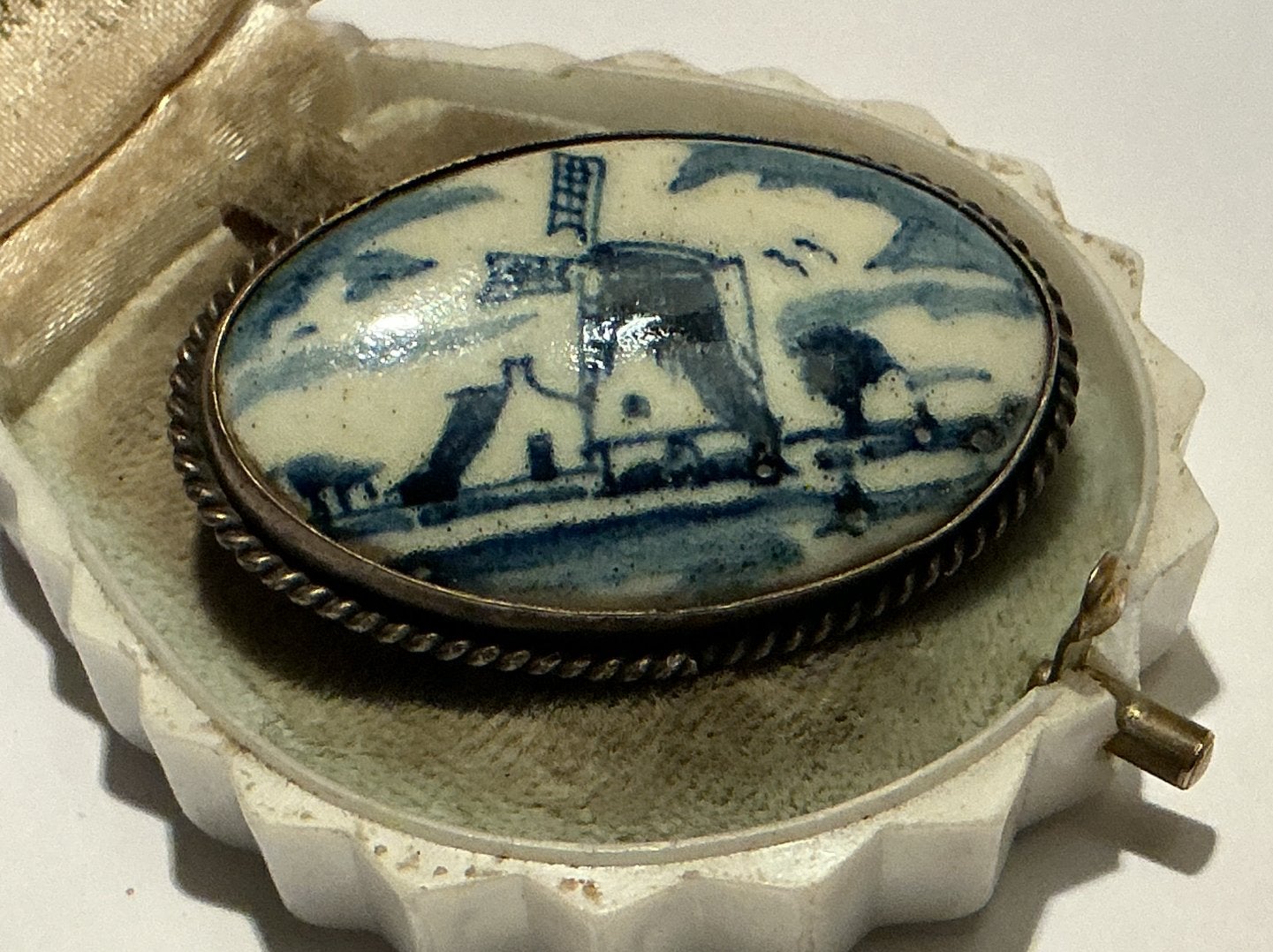 ANTIEK ZILVEREN BROCHE INGELEGD MET DELFTS BLAUW TAFEREEL, Verzenden, Zilver, Broche