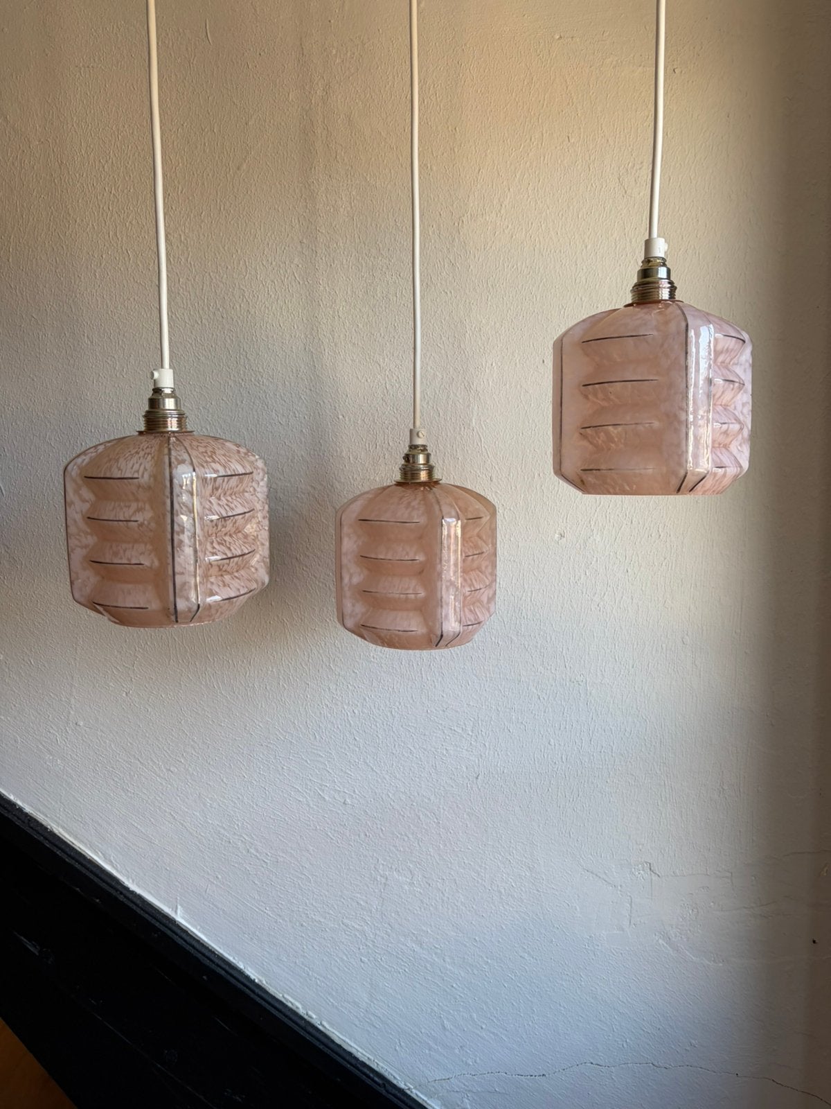 Vintage set 3 roze clichy glazen hanglampen art deco streep, Ophalen of Verzenden, Zo goed als nieuw, Glas