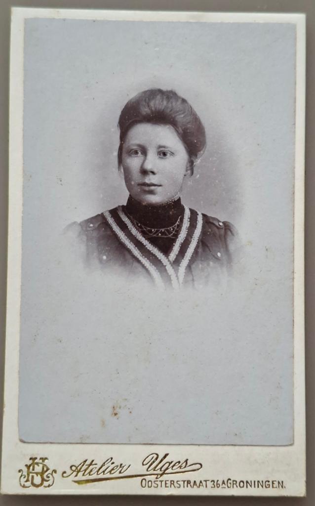 261 cdv jonge vrouw Groningen Atelier Uges, Ophalen of Verzenden, Voor 1940, Gebruikt