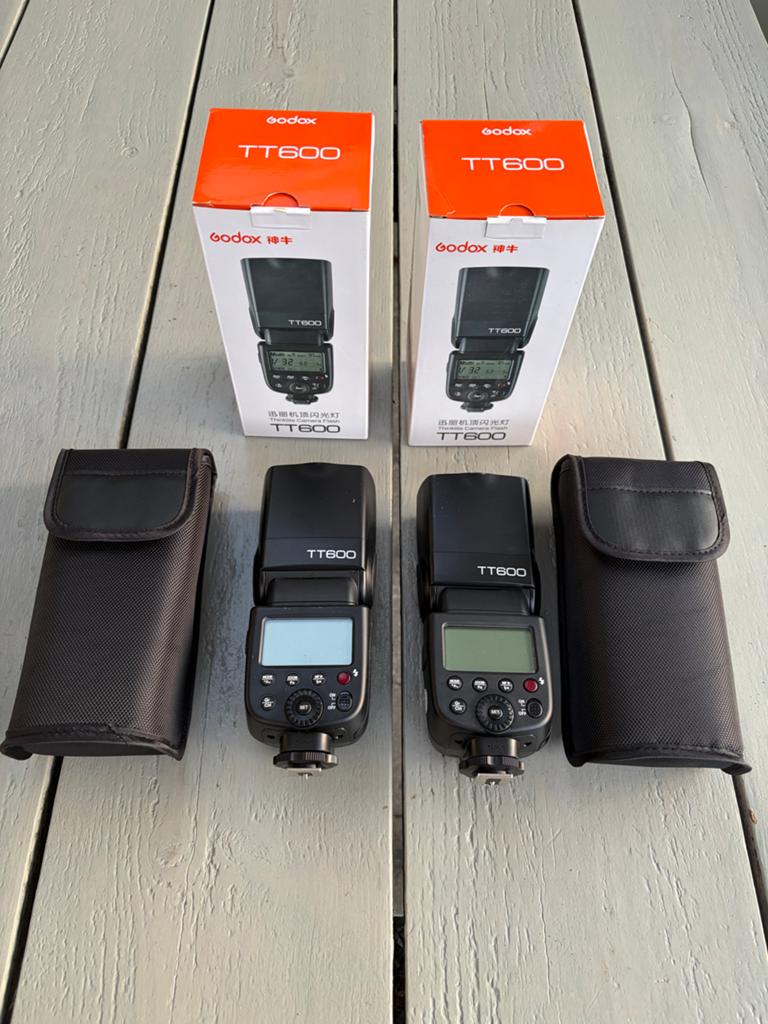 Godox TT600 flitsers (2 stuks) met hoezen en dozen, Audio, Tv en Foto, Fotografie | Flitsers, Ophalen of Verzenden, Zo goed als nieuw