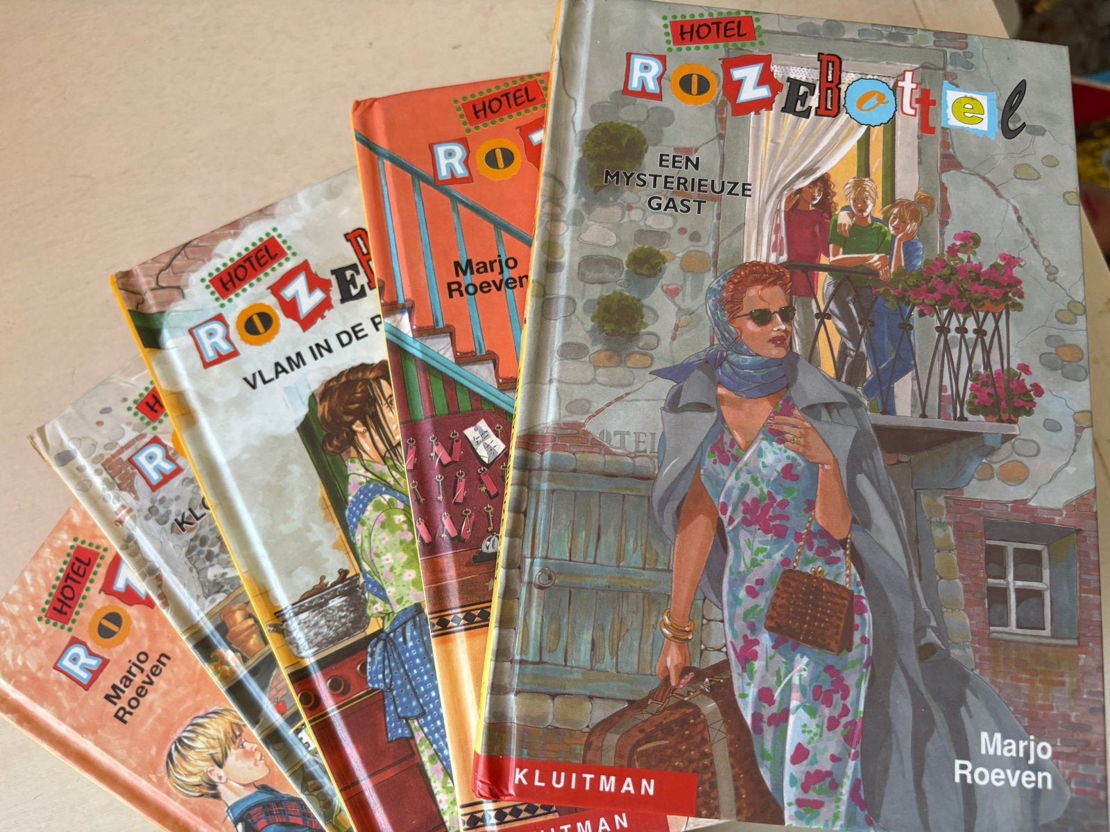 5 boeken van Hotel Rozebottel - Marjo Roeven, Boeken, Ophalen of Verzenden, Gelezen, Fictie algemeen
