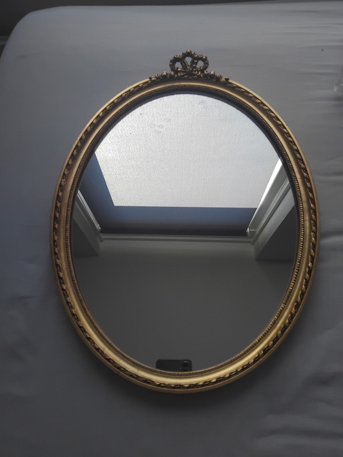Ovale strik spiegel met gouden lijst, Ophalen of Verzenden, Ovaal, Minder dan 50 cm, Minder dan 100 cm