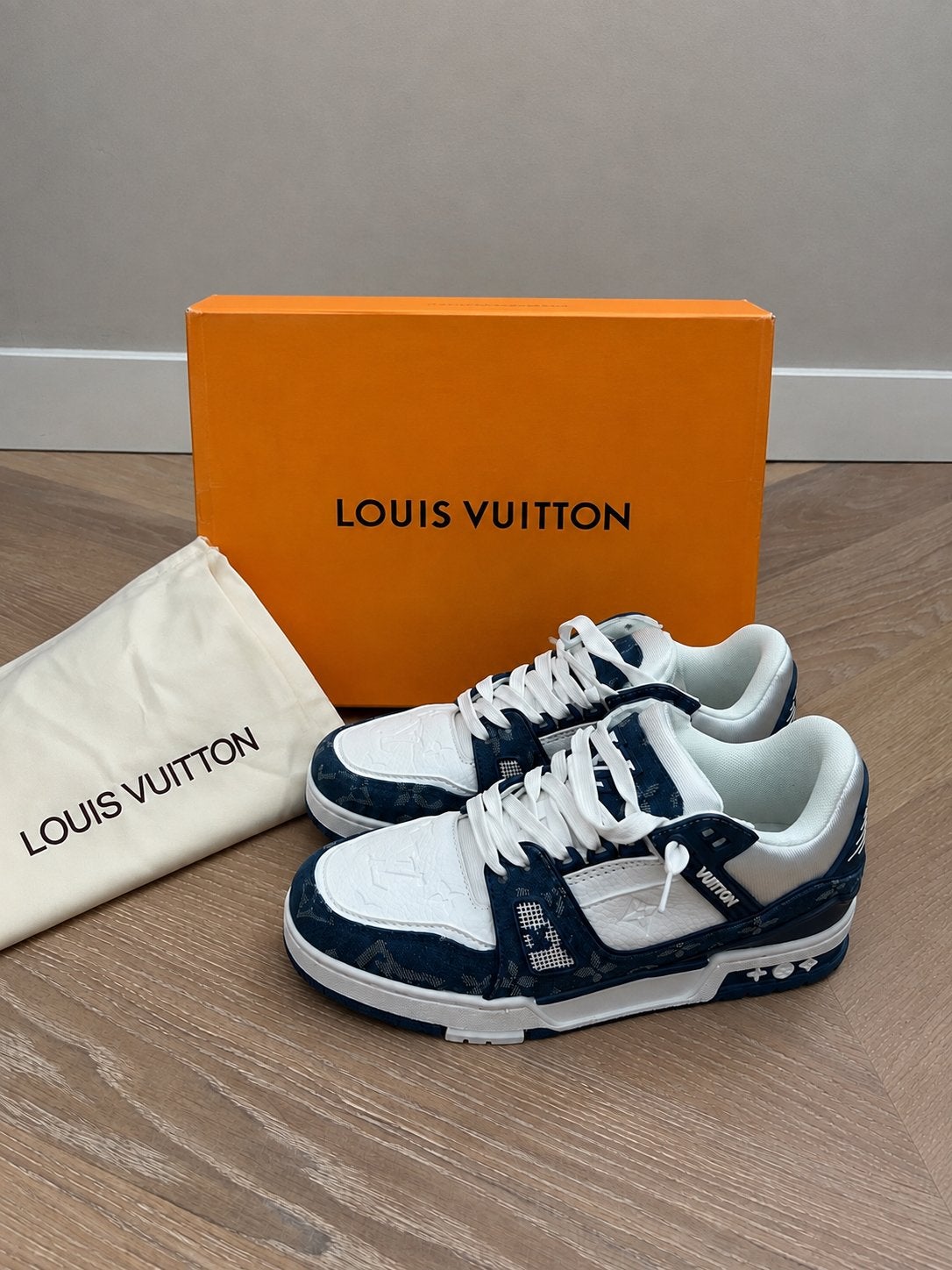LV Trainer Sneakers Wit/Blauw – Compleet met Doos, Kleding | Dames, Ophalen of Verzenden, Zo goed als nieuw, Wit, Sneakers of Gympen
