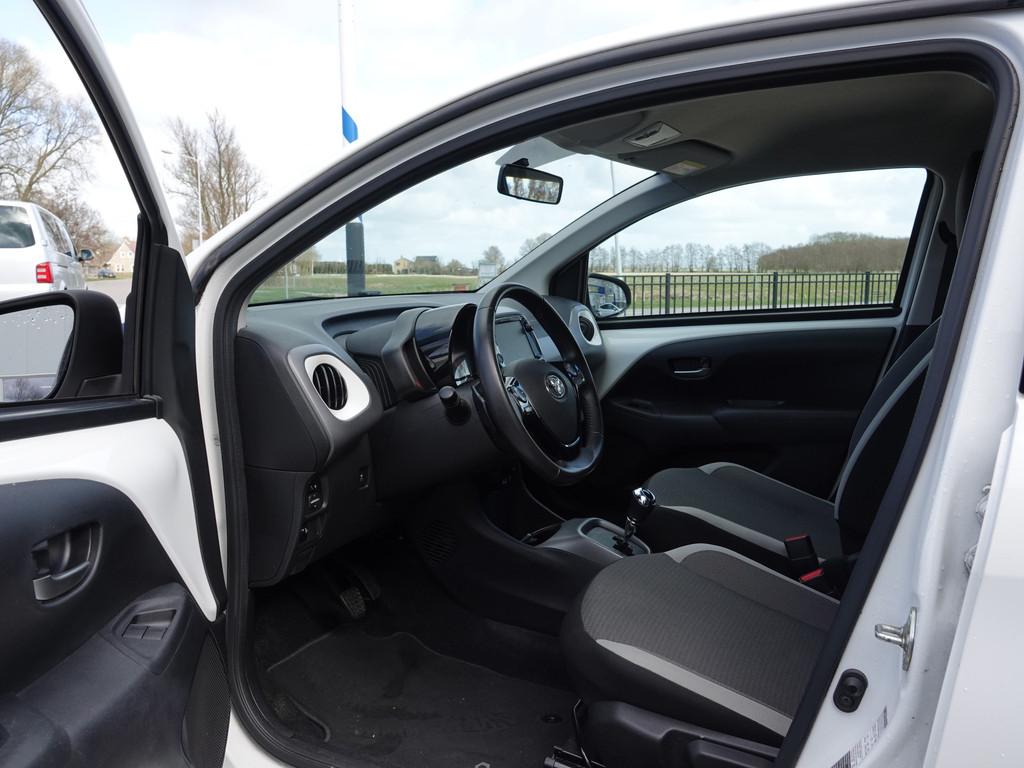 Toyota Aygo 1.0 VVT-i x-joy AUTOMAAT ECC | LMV | CAMERA | BT, Stof, Gebruikt, Euro 6, 4 stoelen
