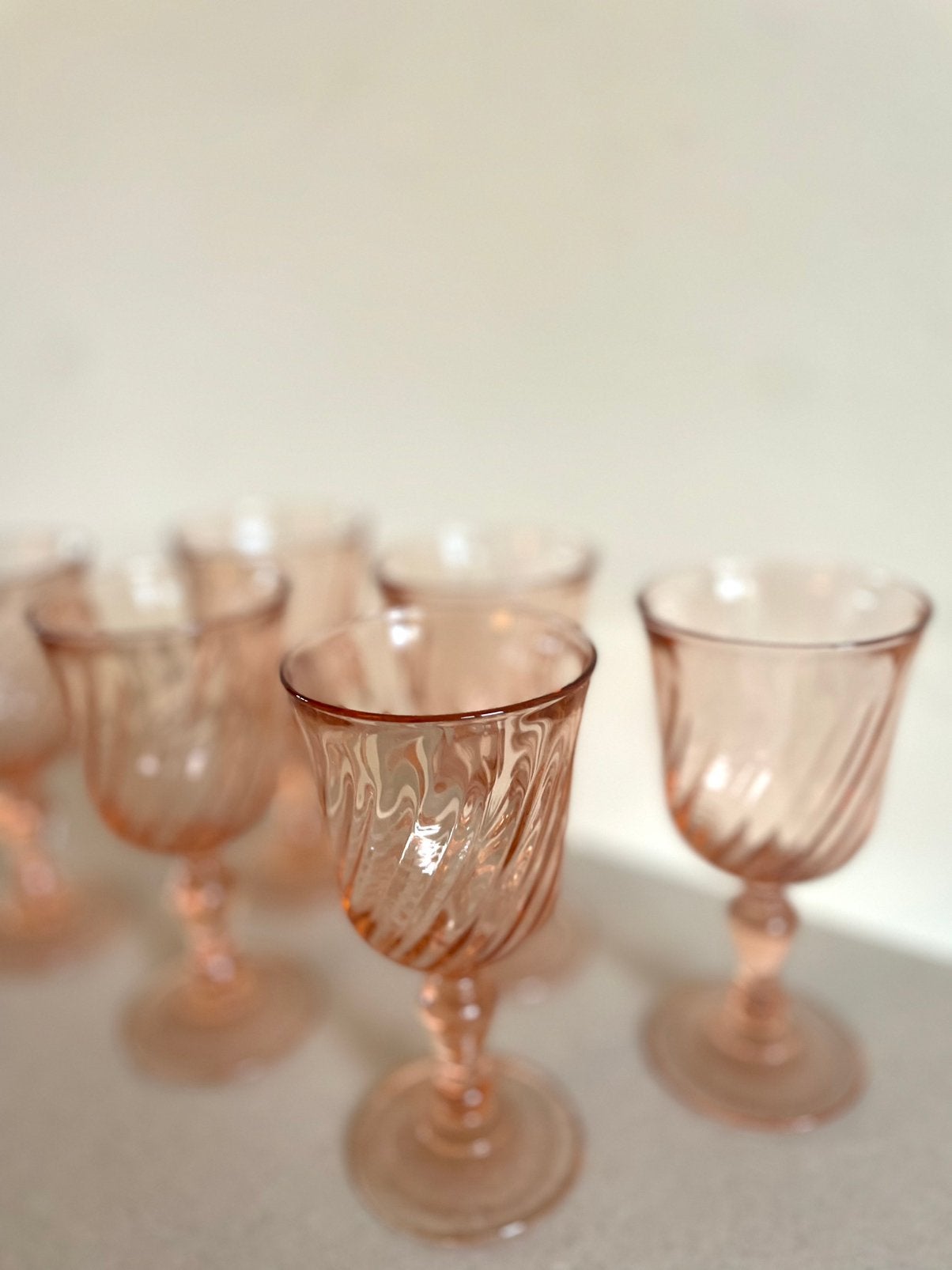 6 Luminarc Rosaline wijnglazen (13 cm) - jaren 70, Ophalen of Verzenden, Zo goed als nieuw, Roze, Overige merken