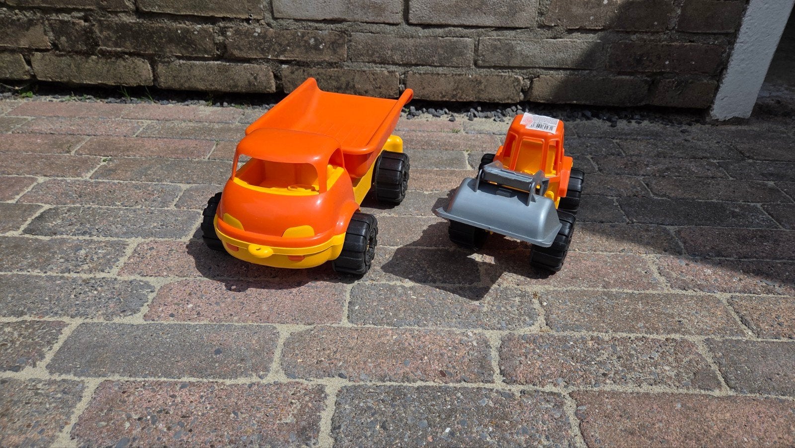Twee stevige speelgoed bouwvoertuigen – dumptruck & shovel, Ophalen, Gebruikt