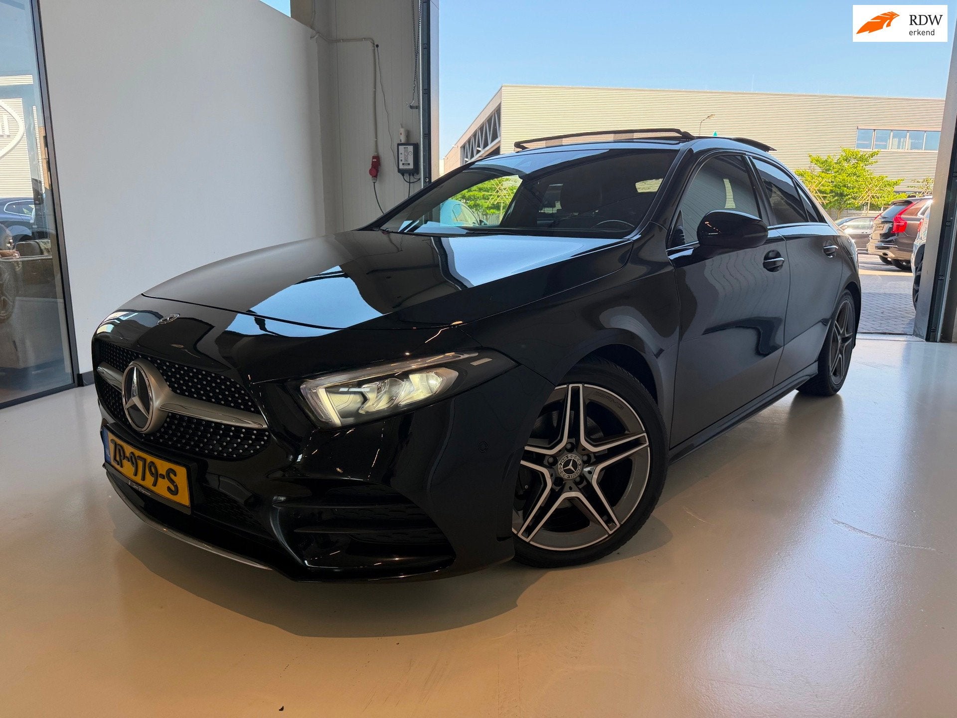 Mercedes-Benz A-klasse 200 Advantage AMG pakket Panorama Gar, Auto's, Gebruikt, 4 cilinders, Bedrijf, 690 kg