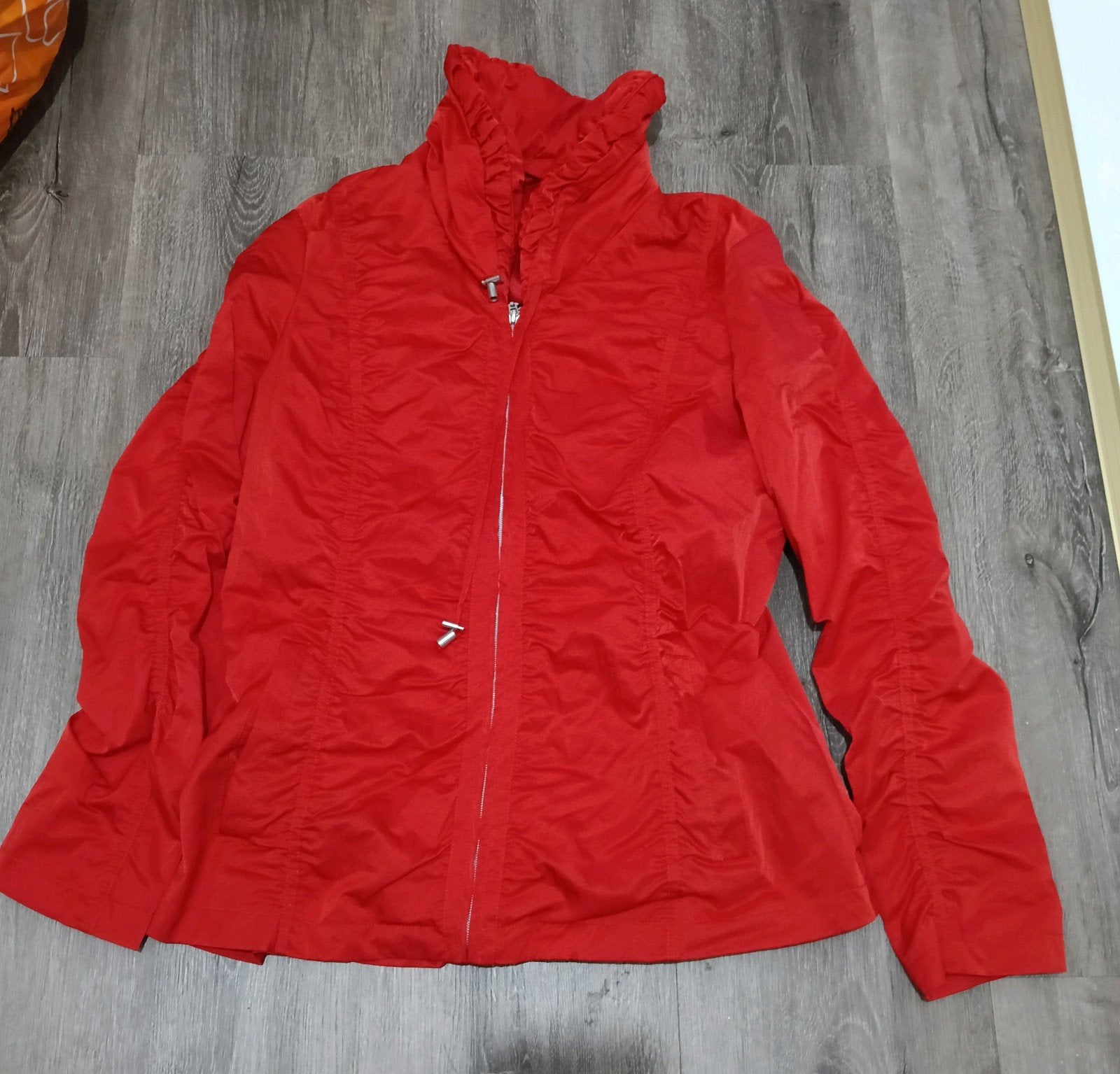 Rode jas met hoge kraag - Maat 42, Kleding | Dames, Jassen | Zomer, Gedragen, Maat 42/44 (L), Rood, Ophalen of Verzenden