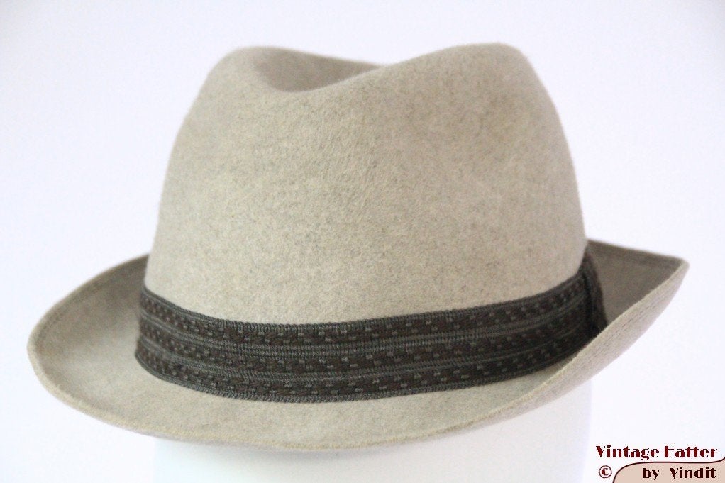 Vintage Gleufhoed Hellos (DDR) beige grijs haarvilt 56, Hoed, Ophalen of Verzenden, 57 cm (M, 7⅛ inch) of minder, Gedragen