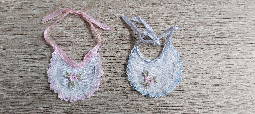 2 Slabbertjes Voor Barriguitas Popjes Spanje., Ophalen of Verzenden, Gebruikt, Kleertjes