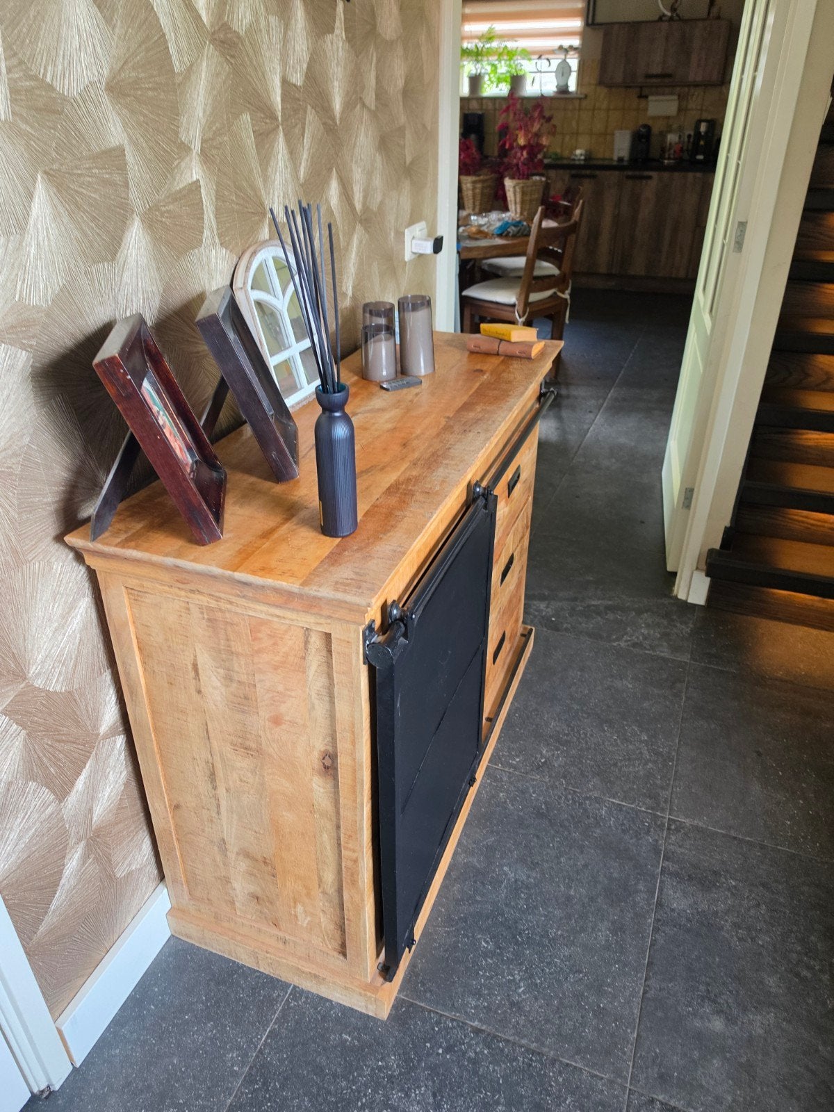 Stoere dressoir/kast van mangohout met schuifdeur, Overige houtsoorten, Gebruikt, 100 tot 150 cm, Industrieel, Modern