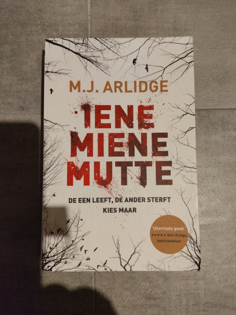 Iene Miene Mutte M.J. Arlidge in nette staat, Boeken, Thrillers, Ophalen of Verzenden, Zo goed als nieuw, M.J. Arlidge
