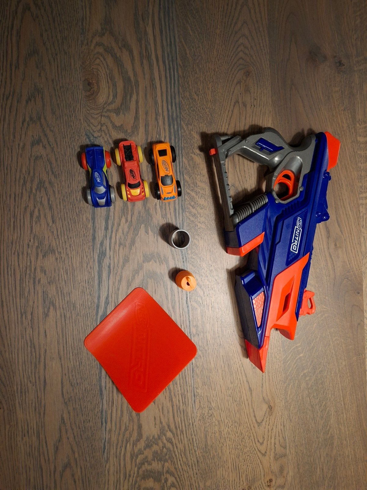 Nerf Nitro Longshot met 3 auto's, schans en pionnen, Ophalen, Zo goed als nieuw