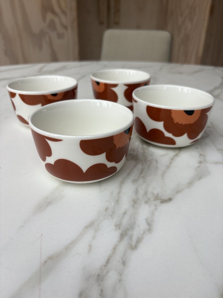 Set van 4- Oiva Unikko Schaaltjes/Kommetjes 2,5dl Bruin Rood, Huis en Inrichting, Ophalen of Verzenden, Overige stijlen, Aardewerk