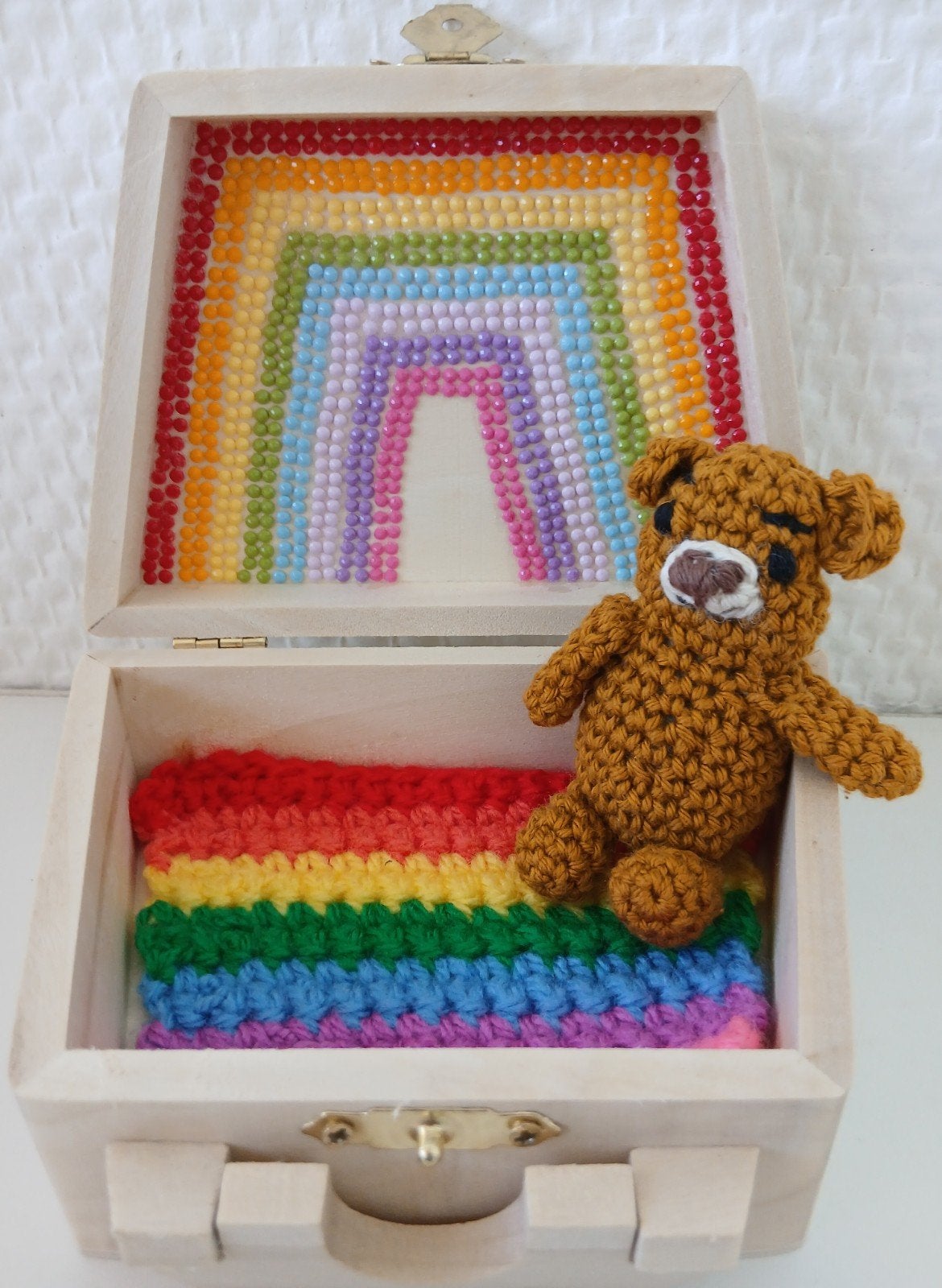 Gondas Creaties houten kistje met klein beertje en kleedje, Ophalen of Verzenden, Nieuw, Jongen of Meisje