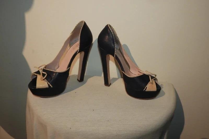 Red Valentino pumps plateau voorkant peeptoo strikje 37, Pumps, Red Valentino, Zo goed als nieuw, Verzenden