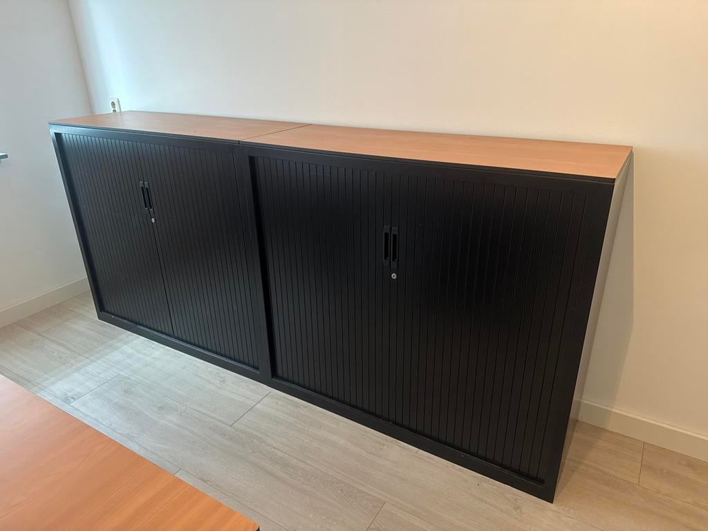 2 Zwarte kantoor roldeurkasten incl. 1 Bureau, Ophalen, Gebruikt, 150 tot 200 cm, Meerdere deuren