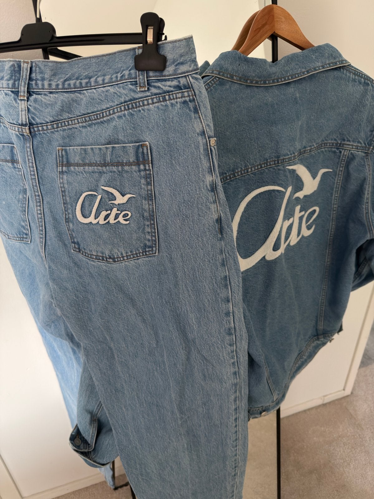 Arte Antwerp denim set (jeans en jas), Kleding | Dames, Spijkerbroeken en Jeans, Ophalen of Verzenden, Zo goed als nieuw, Blauw