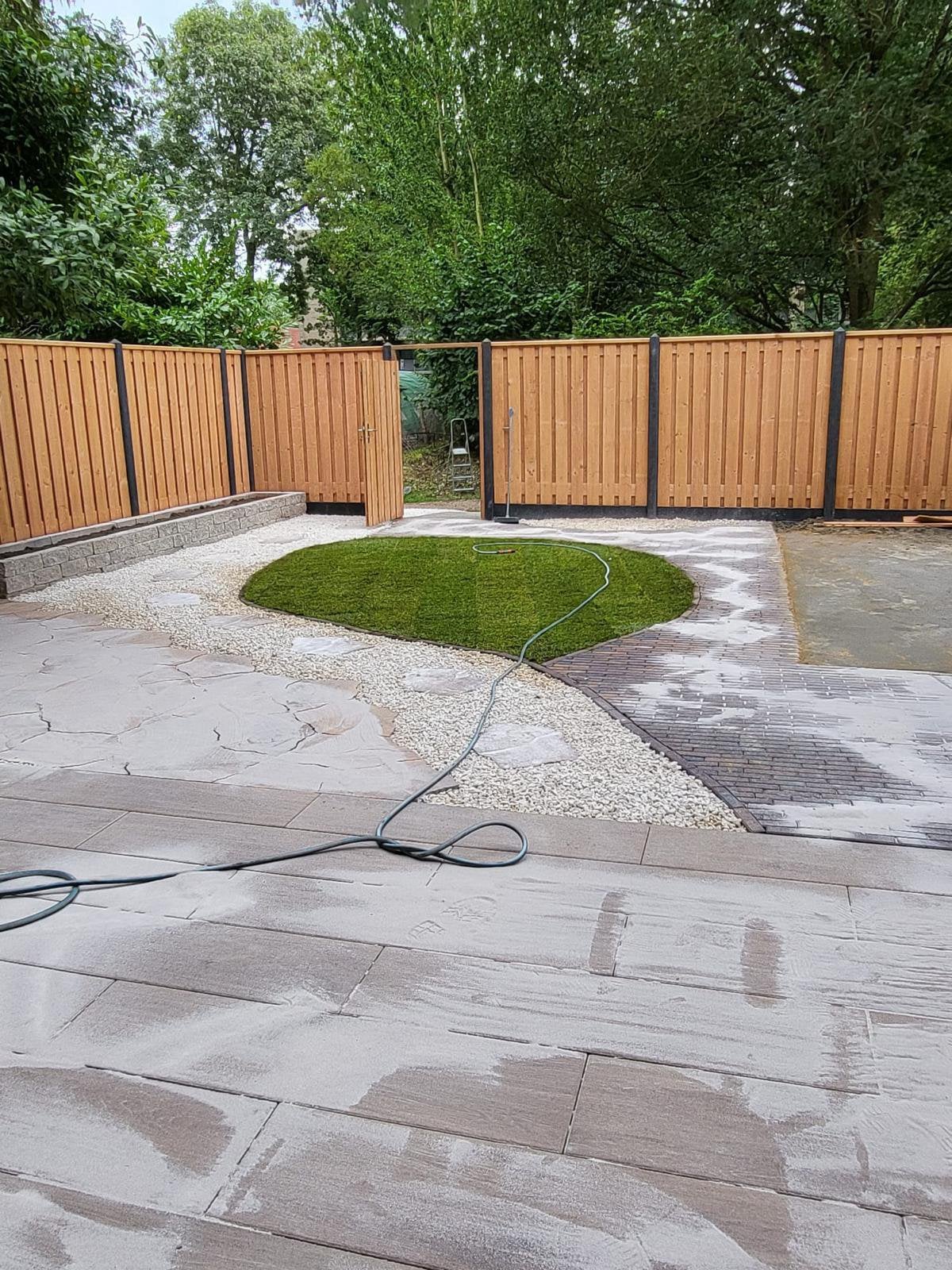 Hovenier / Bestraten - Tegelwerk, schuttingen BETAALBAAR, Diensten en Vakmensen, Tuinmannen en Stratenmakers, Garantie, Tuinontwerp