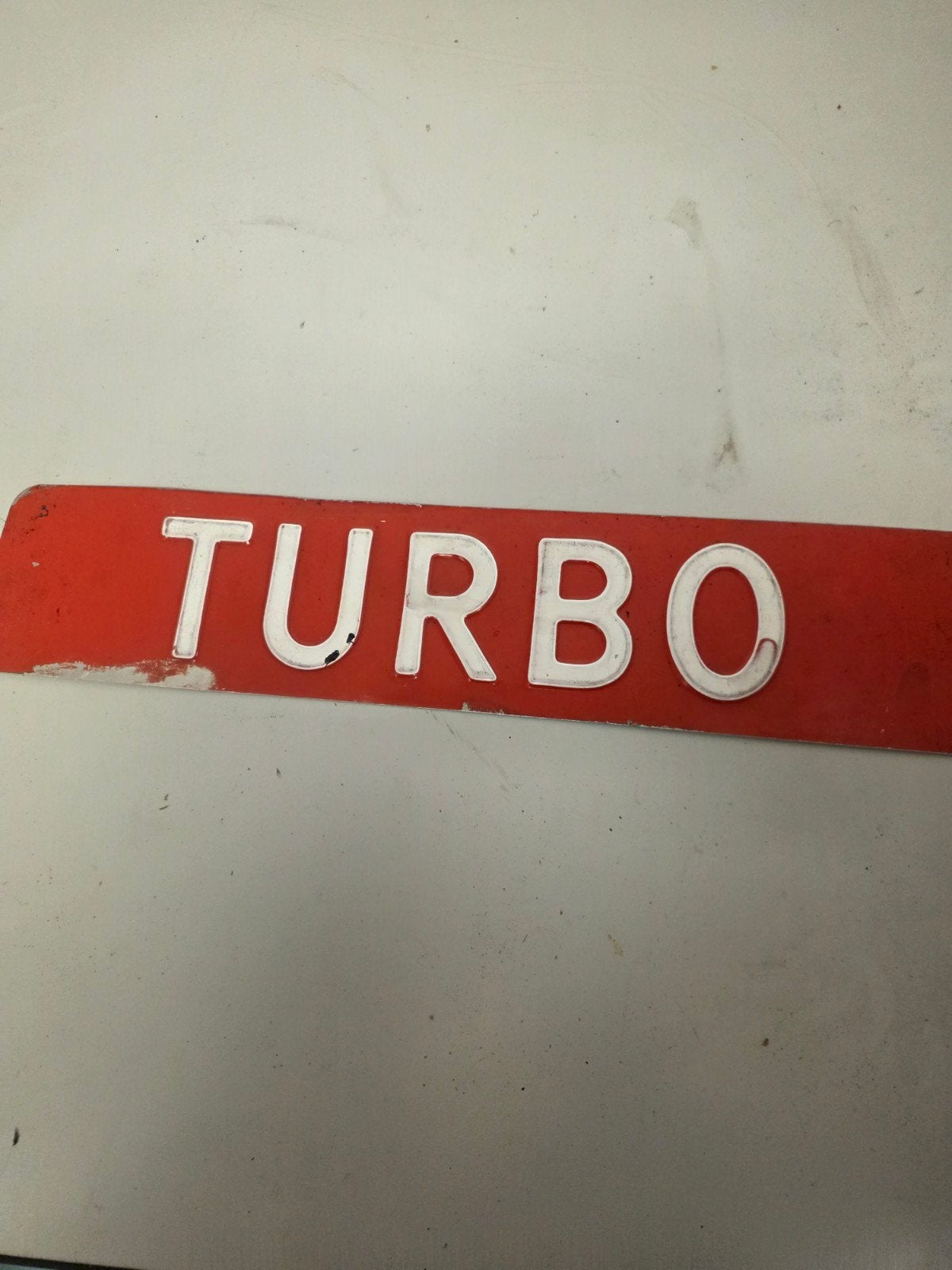 Vintage 'TURBO' embleem - Rood met witte letters, Ophalen of Verzenden