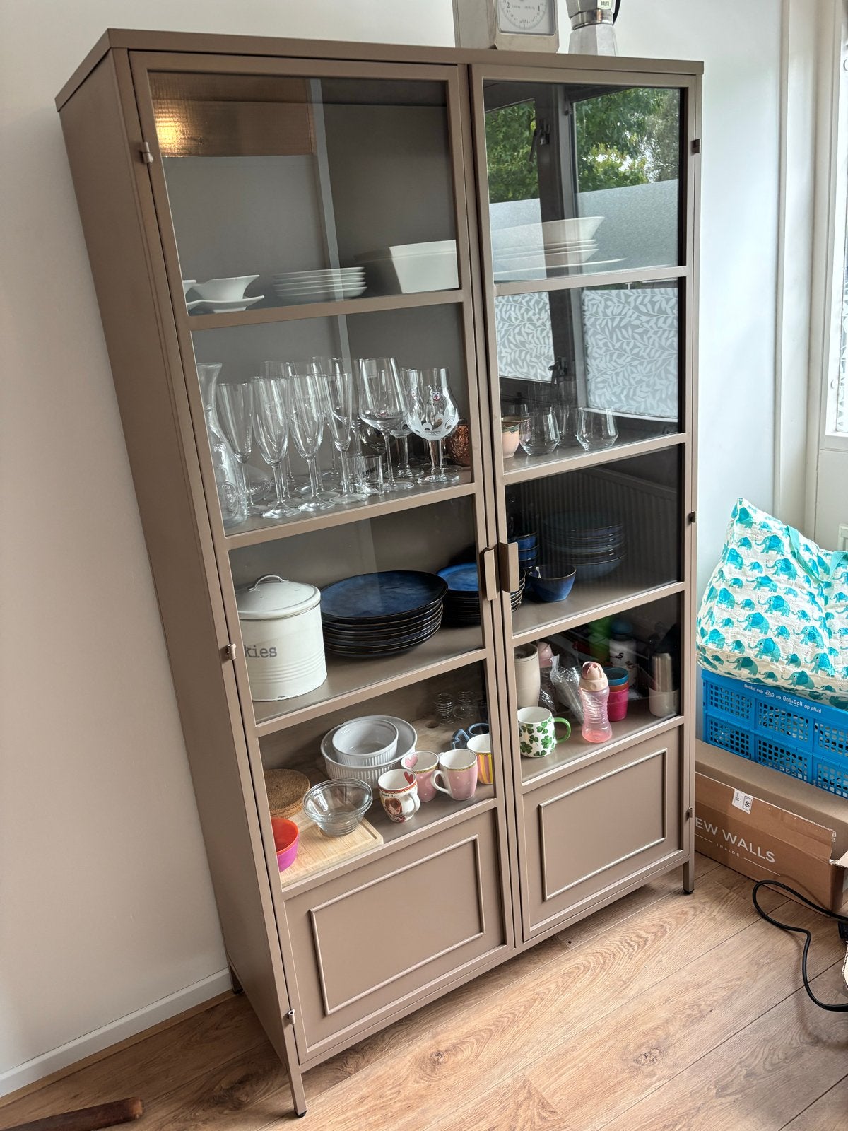 WOOOD Vitrine servies kast Ronja  kleur Military, Huis en Inrichting, Ophalen, 100 tot 150 cm, 150 tot 200 cm, 25 tot 50 cm