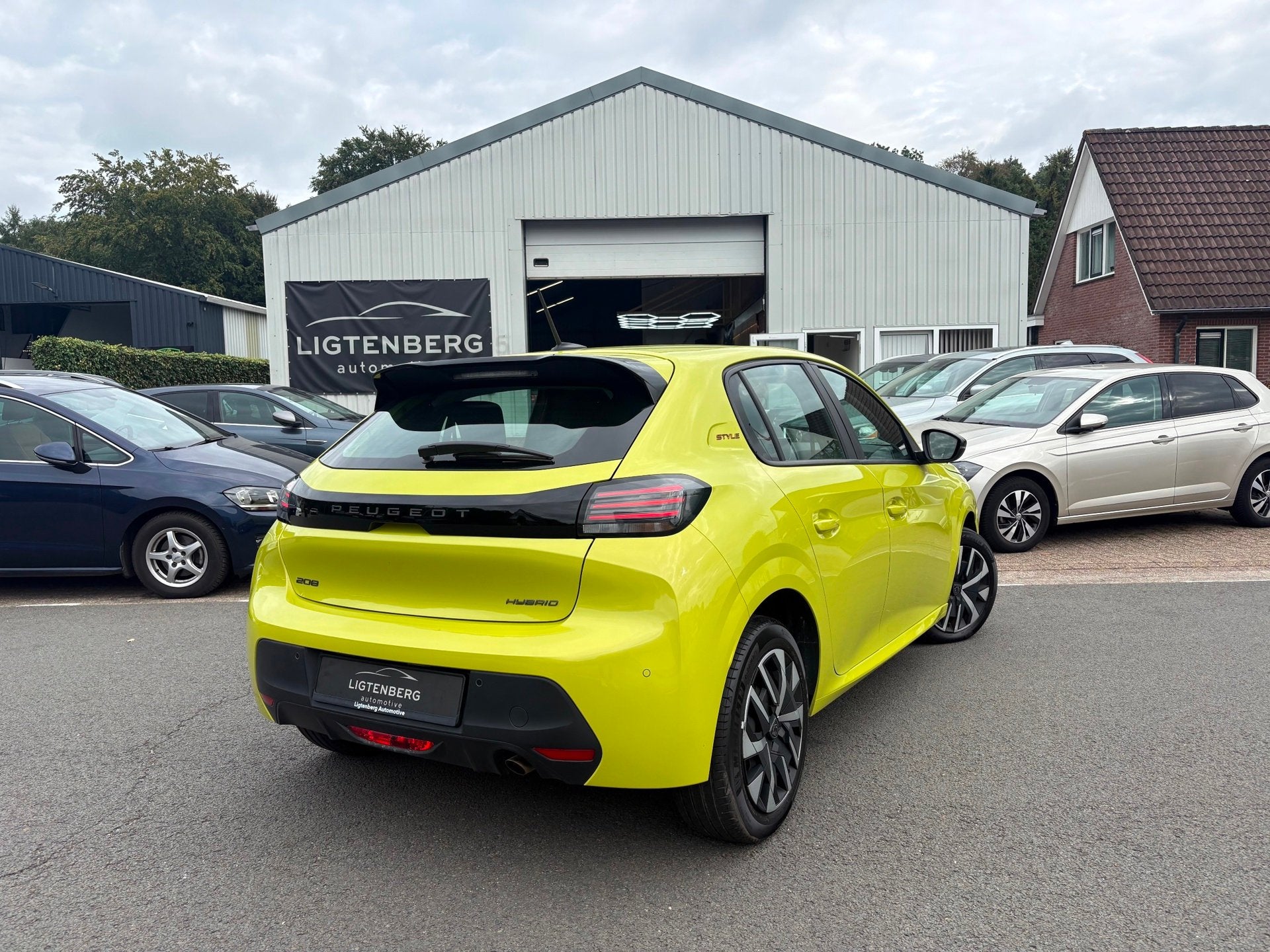 Peugeot 208 1.2 Hybrid 110 e-DCS6 Style Cruise|Carplay|LED, Dealer onderhouden, Euro 6, 1199 cc, Geel