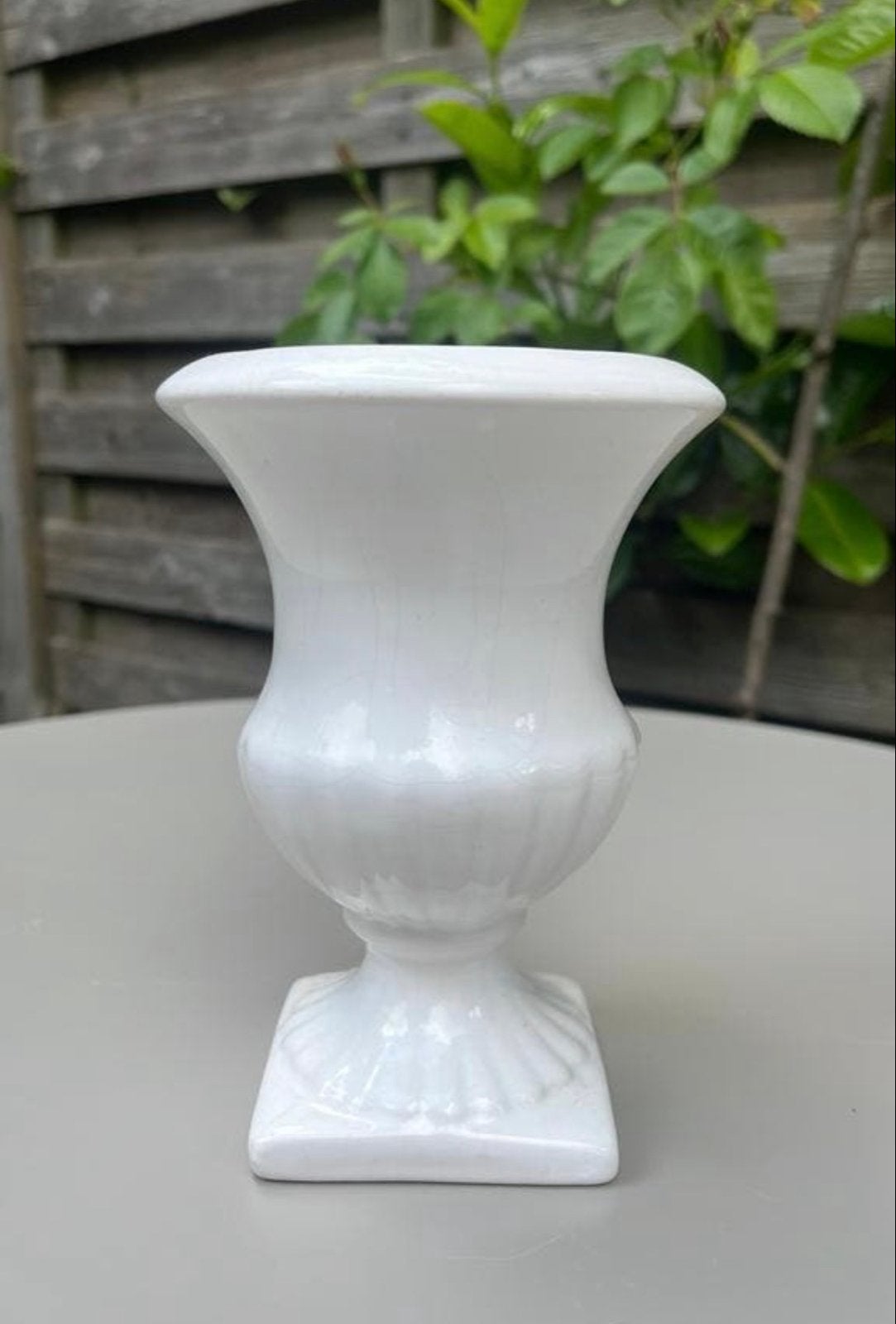 Wit keramisch vaasje, klassieke vorm, kleine bloemen, Antiek en Kunst, Antiek | Vazen, Ophalen of Verzenden