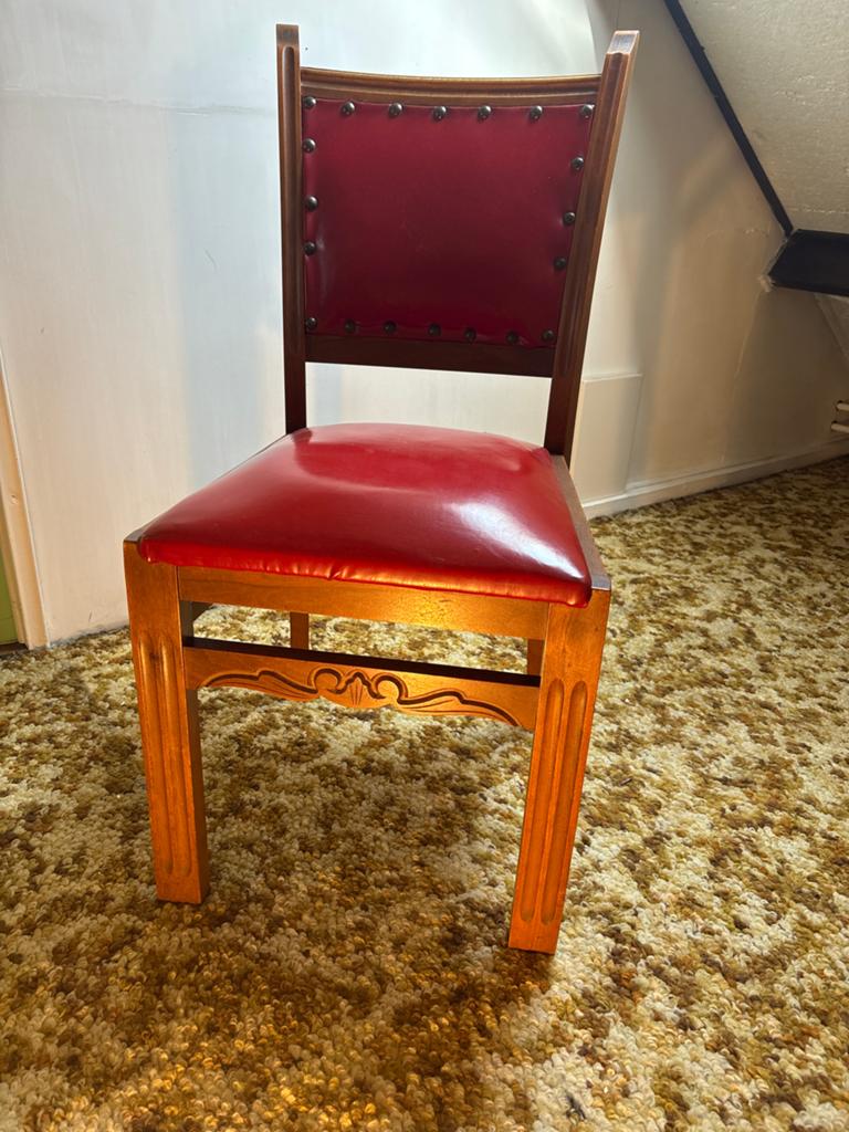 4 stuks Vintage houten stoel met rood en wit kunstleer, Huis en Inrichting, Stoelen, Ophalen of Verzenden, Gebruikt, Rood, Eén