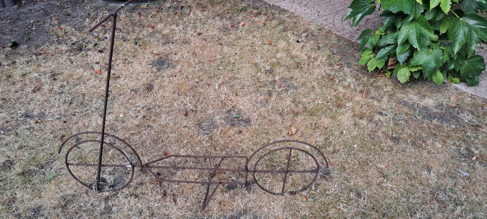 Fiets van geroest draadstaal, Ophalen