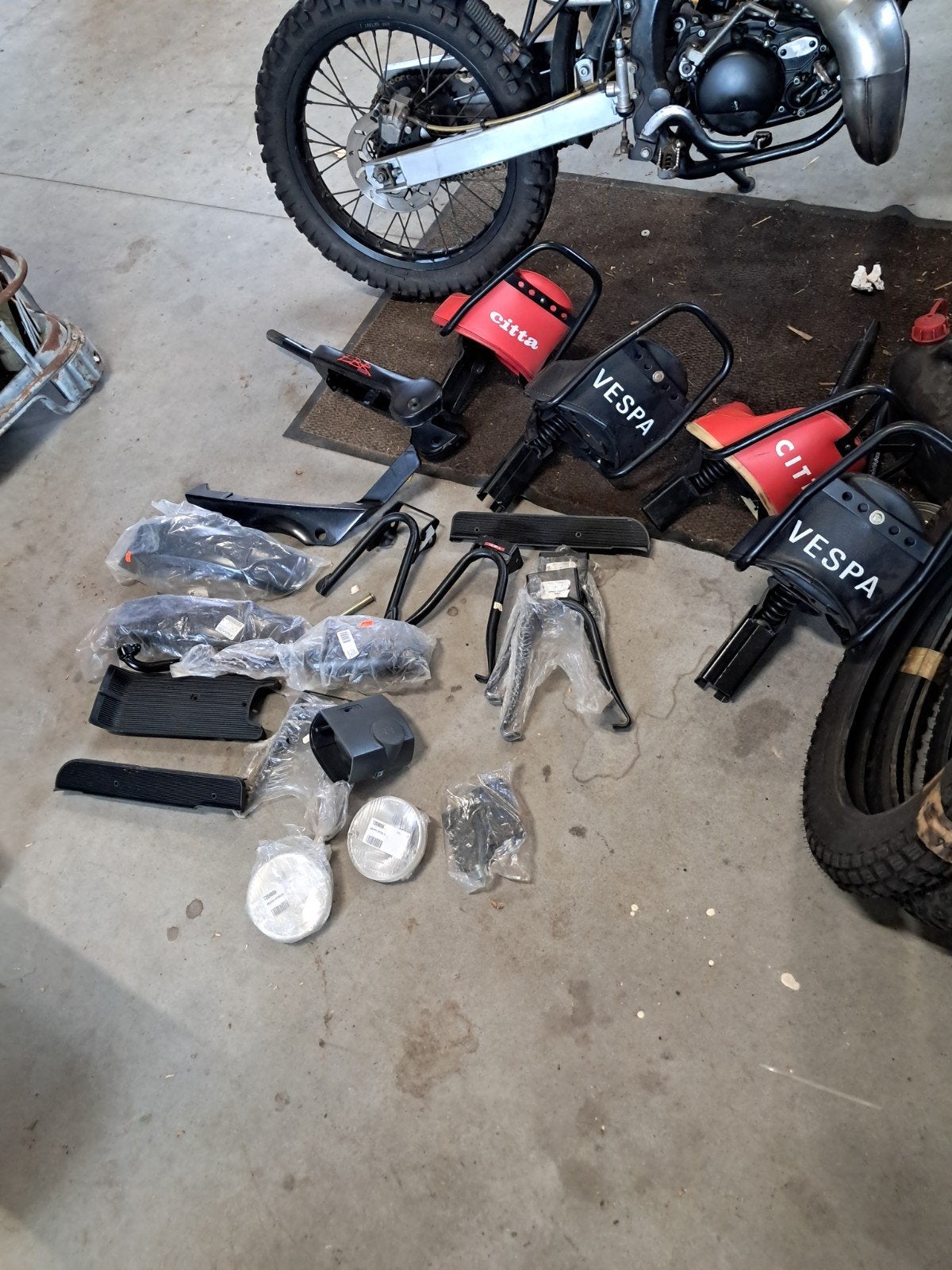 Te koop partij nieuwe onderdelen vespa citta cio si, Ophalen of Verzenden