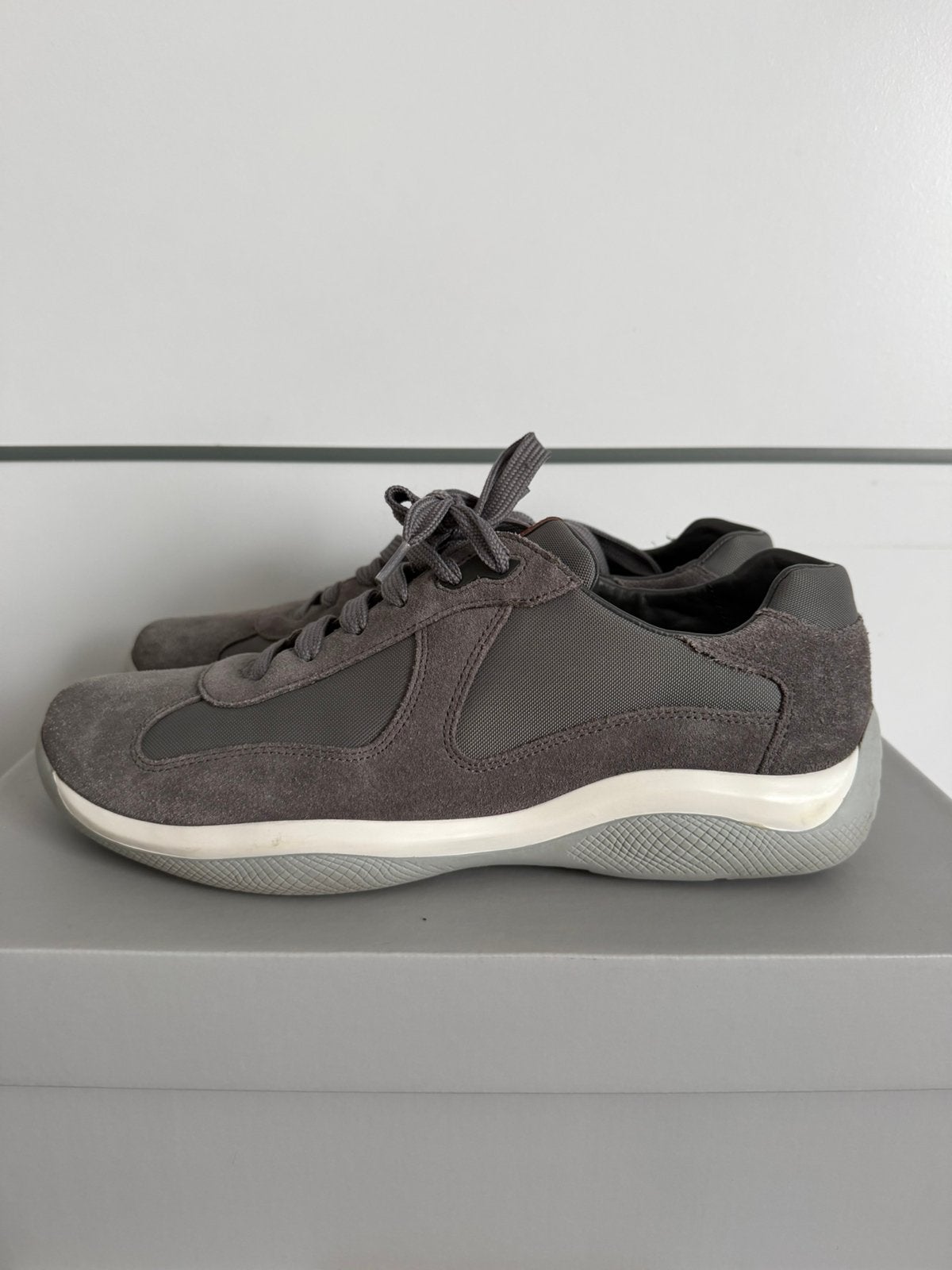 Prada american cup Grijs suede als nieuw Maat 8.5(42.5), Kleding | Heren, Ophalen of Verzenden, Zo goed als nieuw, Overige kleuren