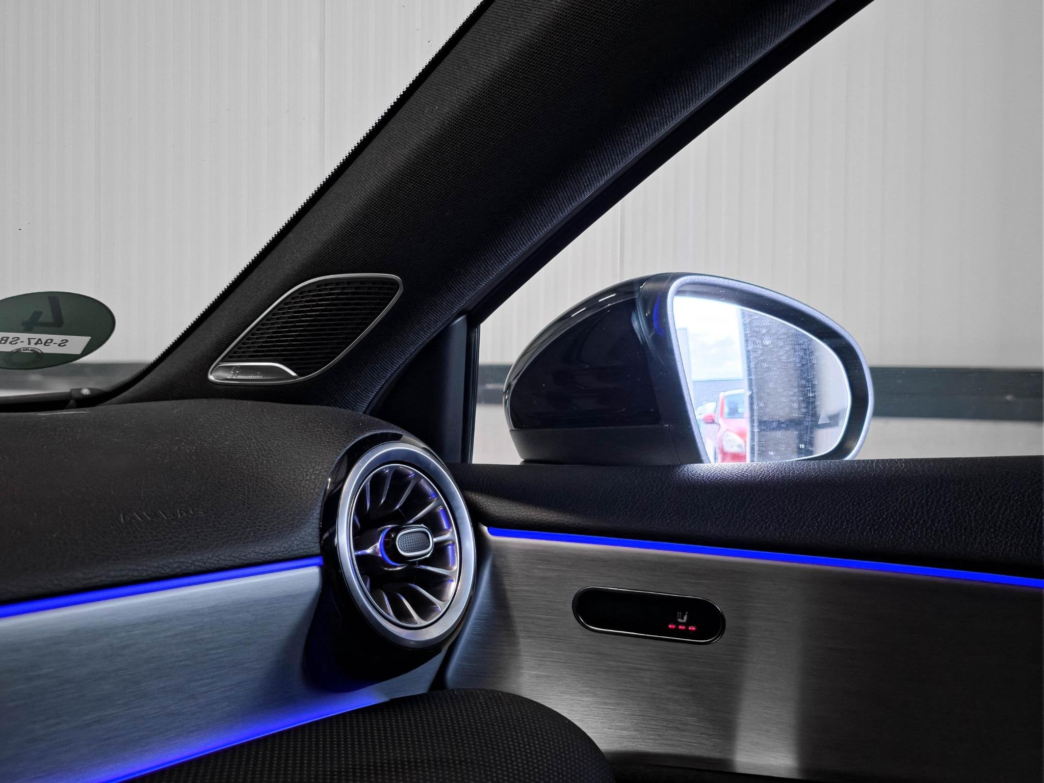 Foto 9 van Mercedes-Benz A-klasse 180 AMG | Burmester | Panoramadak | M