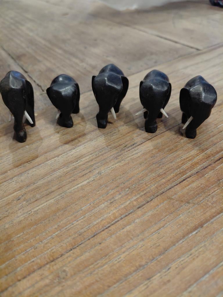 Set van 5 handgesneden houten olifanten beeldjes, Ophalen of Verzenden, Zo goed als nieuw, Beeldje of Figuurtje