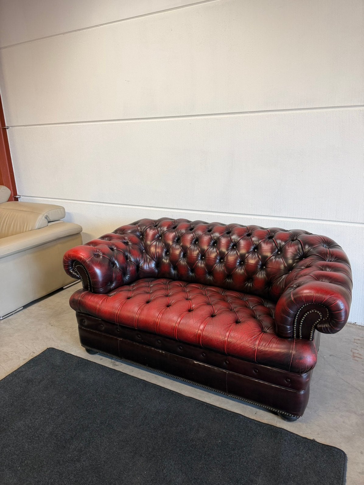 Chesterfield bank bankstel oxblodrood 2 zits vintage, Huis en Inrichting, Banken | Voetenbanken en Poefen, 2871SK, 125 cm of meer