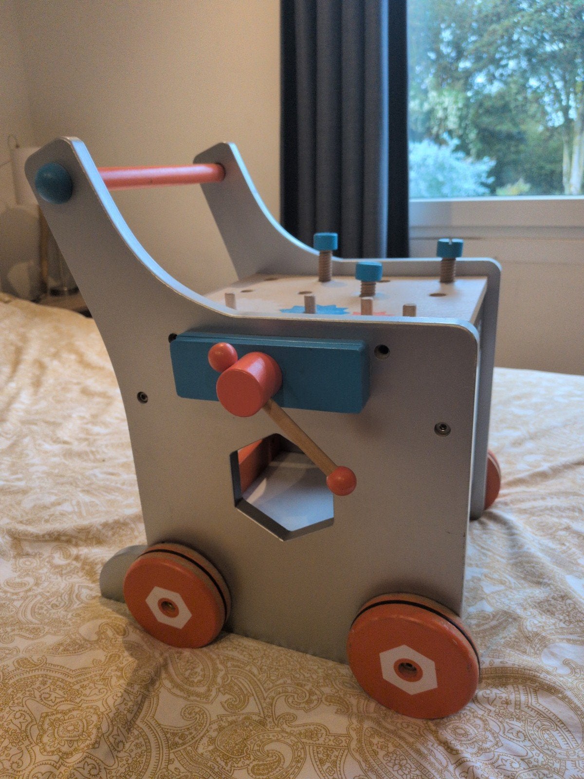 Janod Brico'Kids Houten Loopwagen met Werkbank, Ophalen, Gebruikt, Rij- of Hobbelspeelgoed