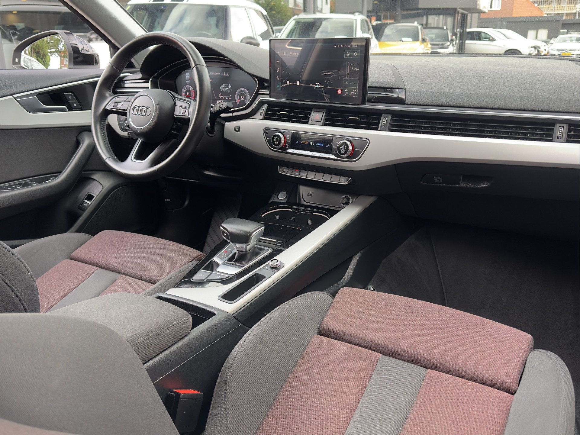 Audi A4 Limousine 35 TFSI AUT7 LAUNCH EDITION 81D.KM NAVI SP, Auto's, Dealer onderhouden, Automatische klimaatregeling, Gebruikt