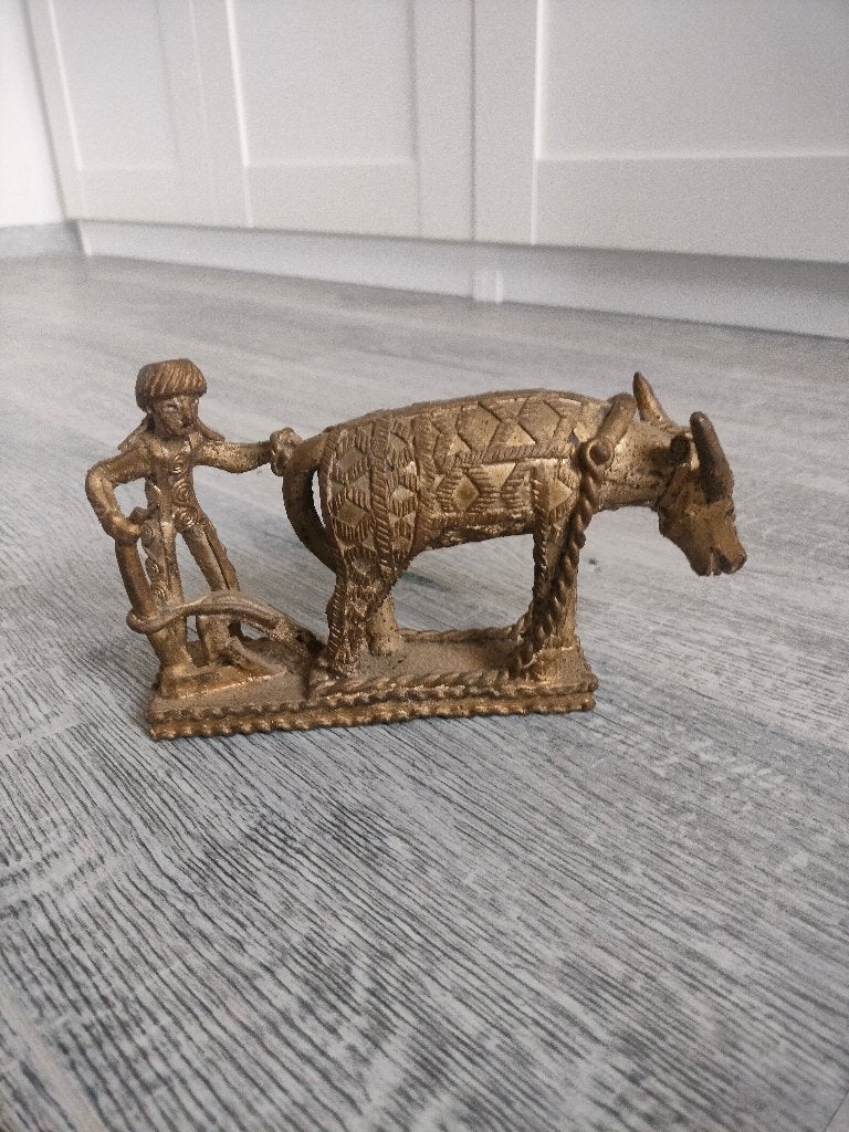 Mooi brons beeldje van boer met os uit de Filipijnen, Antiek en Kunst, Kunst | Beelden en Houtsnijwerken, Ophalen, Minder dan 20 cm